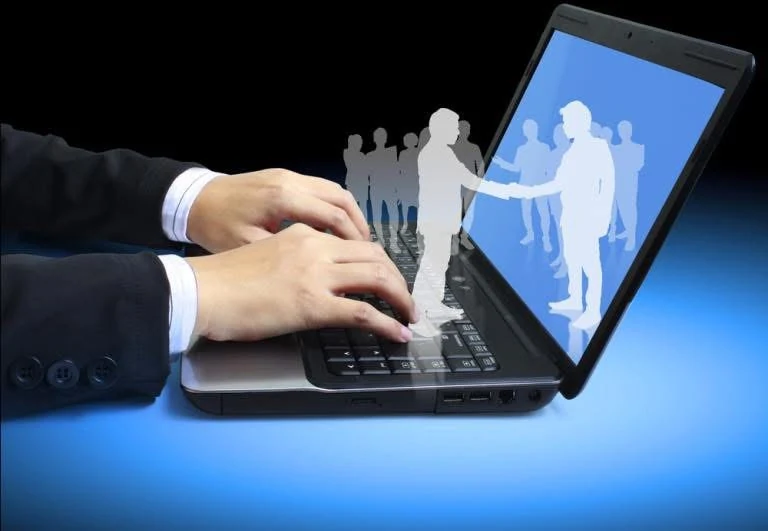 Illustratie van communicatie op afstand met een laptop en menselijke silhouetten