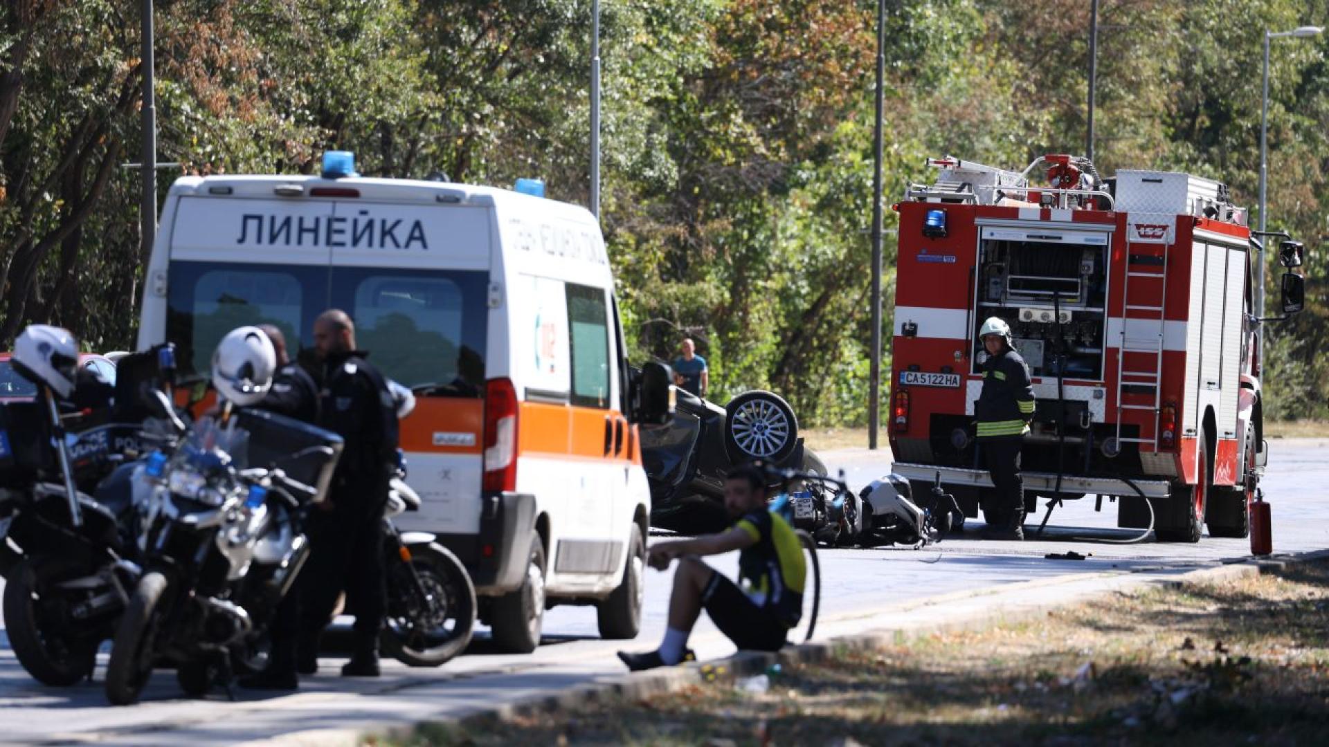 Plaats van een verkeersongeval — ambulance, brandweerwagen en politie