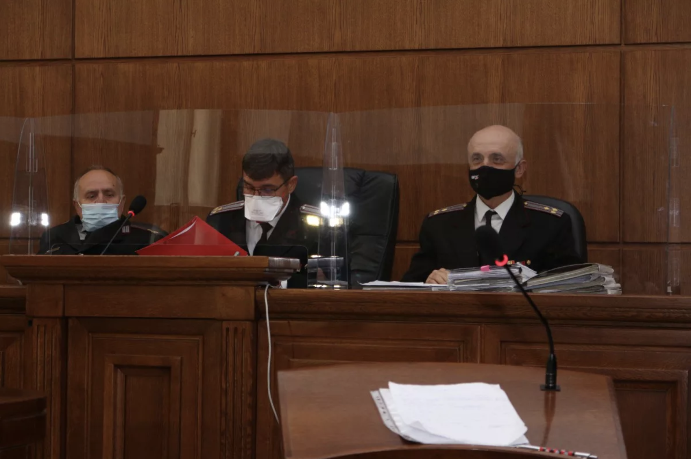 Militair gerecht — rechters en officier van justitie tijdens de zitting